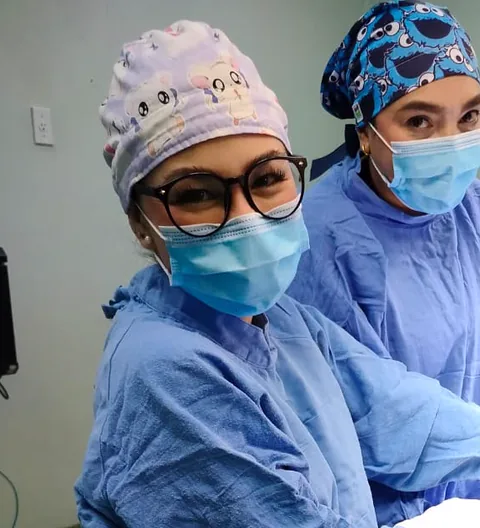 La Dra. Karen Braña Román con su equipo en quirófano