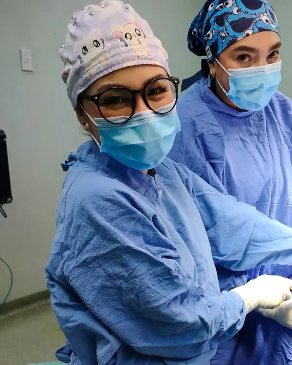 La Dra. Karen Braña Román con su equipo en quirófano